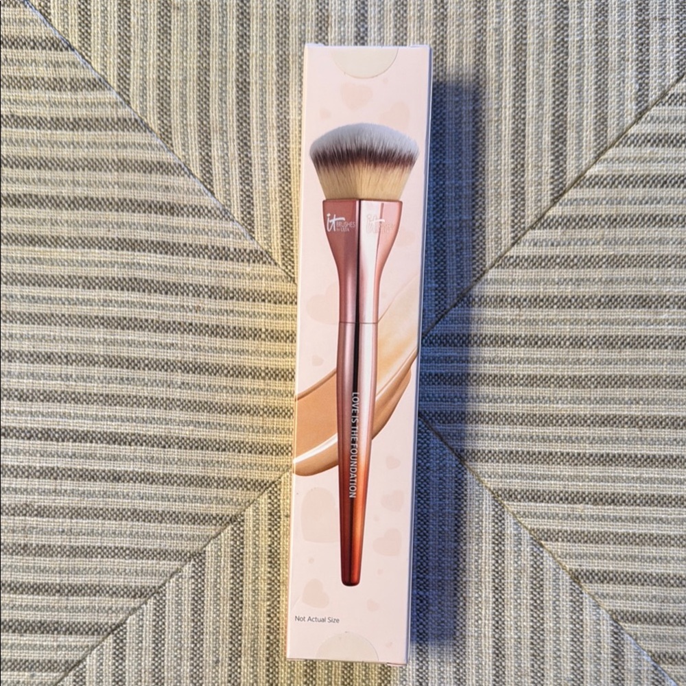 IT Cosmetics Love is the Foundation Brush - Pink